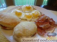 Фото к рецепту: Завтрак - яйца с беконом и булочки (eggs, bacon and biscuits)