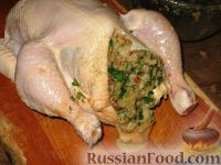 Фото приготовления рецепта: Запеченная курица с пикантной ореховой начинкой - шаг №4