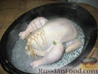 Фото приготовления рецепта: Запеченная курица с пикантной ореховой начинкой - шаг №5