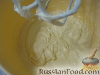 Фото приготовления рецепта: Крем сливочный со сгущенкой - шаг №3