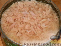 Фото приготовления рецепта: Салат из консервированной рыбы "Три желания" - шаг №4