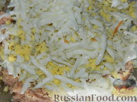 Фото приготовления рецепта: Салат из консервированной рыбы "Три желания" - шаг №6