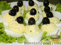 Фото к рецепту: Закуска "Лодочки" из яиц с оливками