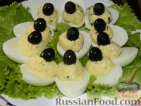 Фото приготовления рецепта: Закуска "Лодочки" из яиц с оливками - шаг №14