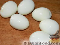 Фото приготовления рецепта: Закуска "Лодочки" из яиц с оливками - шаг №2