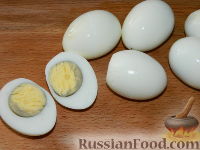 Фото приготовления рецепта: Закуска "Лодочки" из яиц с оливками - шаг №3