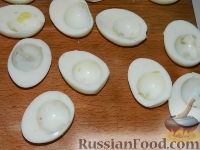 Фото приготовления рецепта: Закуска "Лодочки" из яиц с оливками - шаг №4
