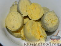 Фото приготовления рецепта: Закуска "Лодочки" из яиц с оливками - шаг №5