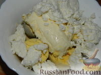 Фото приготовления рецепта: Закуска "Лодочки" из яиц с оливками - шаг №7