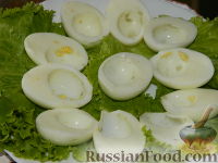 Фото приготовления рецепта: Закуска "Лодочки" из яиц с оливками - шаг №12