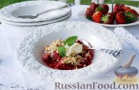 Фото к рецепту: Крамбл с клубникой и ревенем (Rhubarb and strawberry crumble)