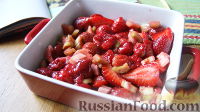 Фото приготовления рецепта: Крамбл с клубникой и ревенем (Rhubarb and strawberry crumble) - шаг №1