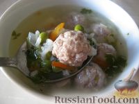 Фото к рецепту: Суп с фрикадельками и зеленым горошком "Дачный"