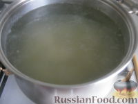 Фото приготовления рецепта: Суп с фрикадельками и зеленым горошком "Дачный" - шаг №4