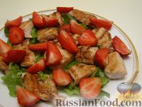 Фото к рецепту: Салат из курицы-гриль с клубникой
