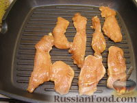 Фото приготовления рецепта: Салат из курицы-гриль с клубникой - шаг №4