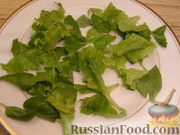 Фото приготовления рецепта: Салат из курицы-гриль с клубникой - шаг №6