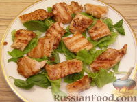 Фото приготовления рецепта: Салат из курицы-гриль с клубникой - шаг №7