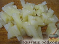 Фото приготовления рецепта: Салат с ананасом и кукурузой "Восторг" - шаг №2