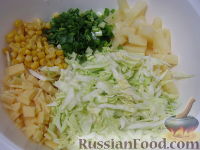Фото приготовления рецепта: Салат с ананасом и кукурузой "Восторг" - шаг №7