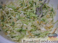 Фото приготовления рецепта: Салат с ананасом и кукурузой "Восторг" - шаг №9