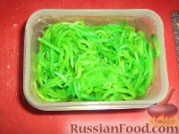 Фото приготовления рецепта: Салат "Зеленые лодочки" - шаг №7