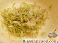 Фото приготовления рецепта: Салат из яиц с яблоком и крабовыми палочками - шаг №5