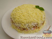 Фото приготовления рецепта: Салат из яиц с яблоком и крабовыми палочками - шаг №10