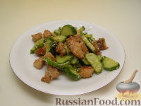 Фото к рецепту: Салат из жареной курицы с огурцами и кунжутом