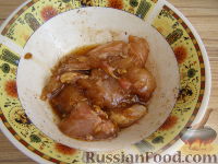 Фото приготовления рецепта: Салат из жареной курицы с огурцами и кунжутом - шаг №1