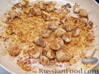Фото приготовления рецепта: Салат из жареной курицы с огурцами и кунжутом - шаг №3