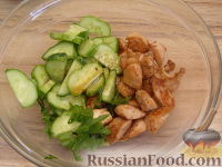 Фото приготовления рецепта: Салат из жареной курицы с огурцами и кунжутом - шаг №6