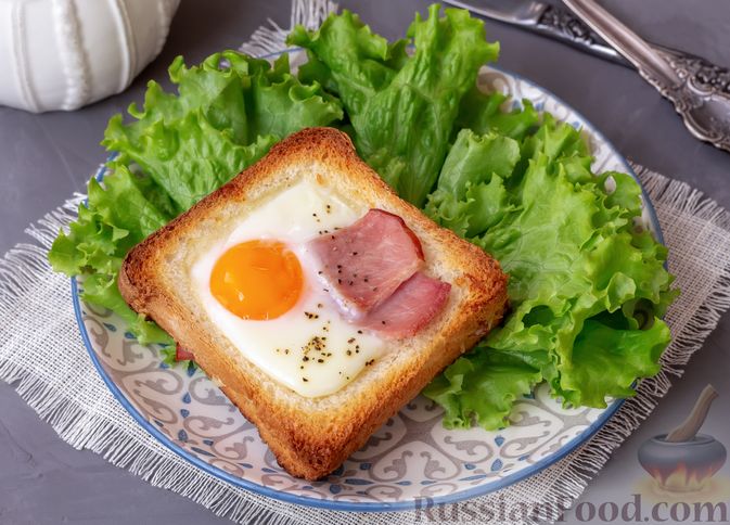 Ветчина с яйцом на сковороде. Яичница в тостерном хлебе. Яйцо в тостовом хлебе с ветчиной. Яйцо в хлебе. Завтрак яичница в хлебе.