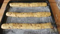 Фото приготовления рецепта: Постные медовые бискотти с изюмом и орехами - шаг №12