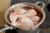 Фото приготовления рецепта: Куриные голени, запечённые в грибном соусе - шаг №2