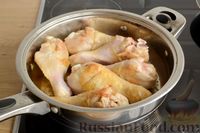 Фото приготовления рецепта: Куриные голени, запечённые в грибном соусе - шаг №3