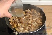Фото приготовления рецепта: Куриные голени, запечённые в грибном соусе - шаг №8