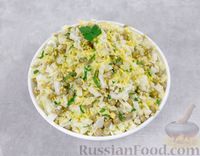 Фото приготовления рецепта: Салат из пекинской капусты с консервированным горошком и яйцами - шаг №6
