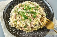 Фото к рецепту: Салат с тунцом, шампиньонами, сыром и яйцами