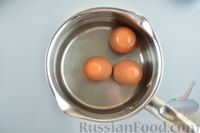 Фото приготовления рецепта: Салат с тунцом, шампиньонами, сыром и яйцами - шаг №2