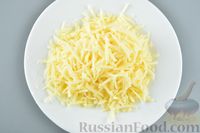 Фото приготовления рецепта: Салат с тунцом, шампиньонами, сыром и яйцами - шаг №6