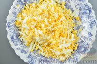 Фото приготовления рецепта: Салат с тунцом, шампиньонами, сыром и яйцами - шаг №7