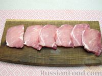 Фото приготовления рецепта: Свиные отбивные в кляре с грибами и зеленью - шаг №2
