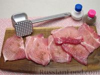 Фото приготовления рецепта: Свиные отбивные в кляре с грибами и зеленью - шаг №3