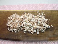 Фото приготовления рецепта: Свиные отбивные в кляре с грибами и зеленью - шаг №4