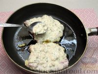 Фото приготовления рецепта: Свиные отбивные в кляре с грибами и зеленью - шаг №14