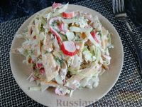 Фото к рецепту: Салат из крабовых палочек с капустой, плавленым сыром и яичными блинчиками