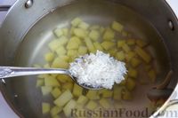 Фото приготовления рецепта: Суп с килькой в томате и рисом - шаг №4