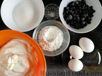 Фото приготовления рецепта: Творожный пирог с ягодами и сметанной заливкой - шаг №8