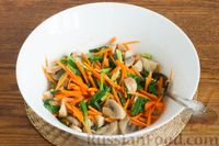 Фото приготовления рецепта: Салат с черемшой, шампиньонами и морковью - шаг №7
